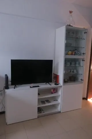 Small By The דירה