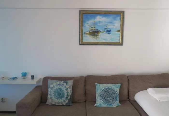 Small By The * Σεσίμπρα